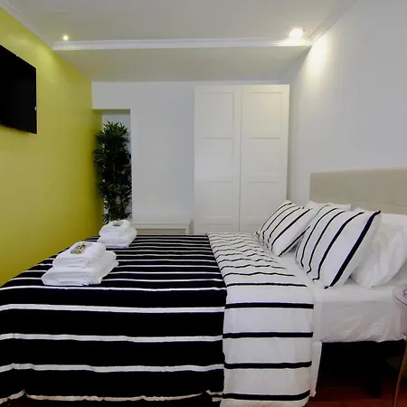 1st Tram 28 ליסבון